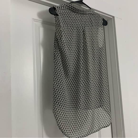 H&M Black & White geometric print hi-low sheer sleeveless button-down. Size 2 - Picture 13 of 15